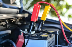 汽车电瓶更换：关于寿命、品牌与症状，车主必须懂的几件事。